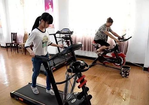 在家里原地跑步算运动吗_室内运动方法_春节居家健身