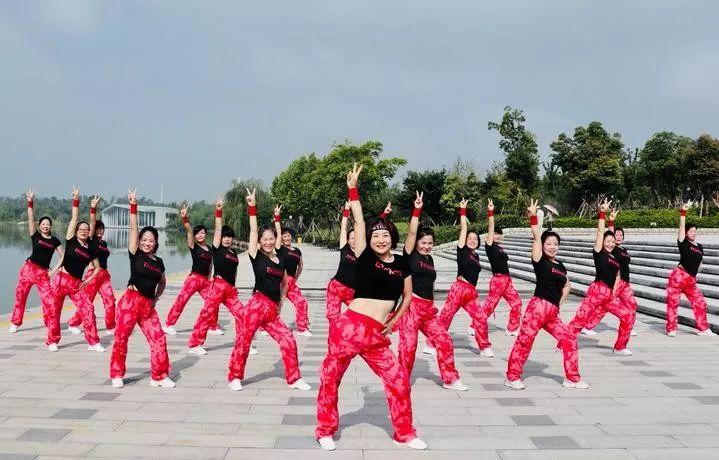 pg国际电子游戏app 广场舞跳了一年多，浙江140多斤胖阿姨跳出马甲线