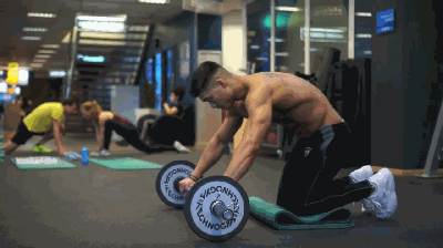 卷腹练腹肌效果_卷腹练腹肌的正确方法_腹肌轮做不下去