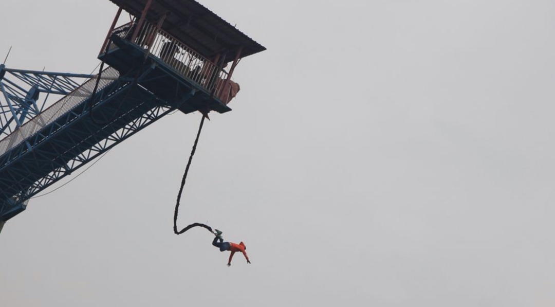 世界各地蹦极圣地_90后小伙专职抱人蹦极成网红_好的极限运动设施