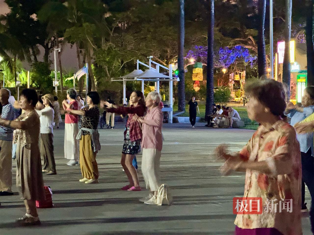 巅峰国际pg平台官网 海南封关首日，俄罗斯游客融入三亚广场舞队伍：这样很酷，这里的人们很友好