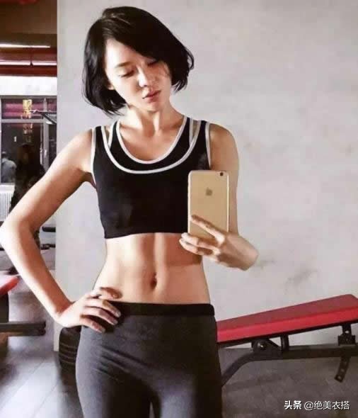 陈意涵健身方法_脚蹬拉力器瘦腰腹训练_张歆艺产后瘦身秘诀