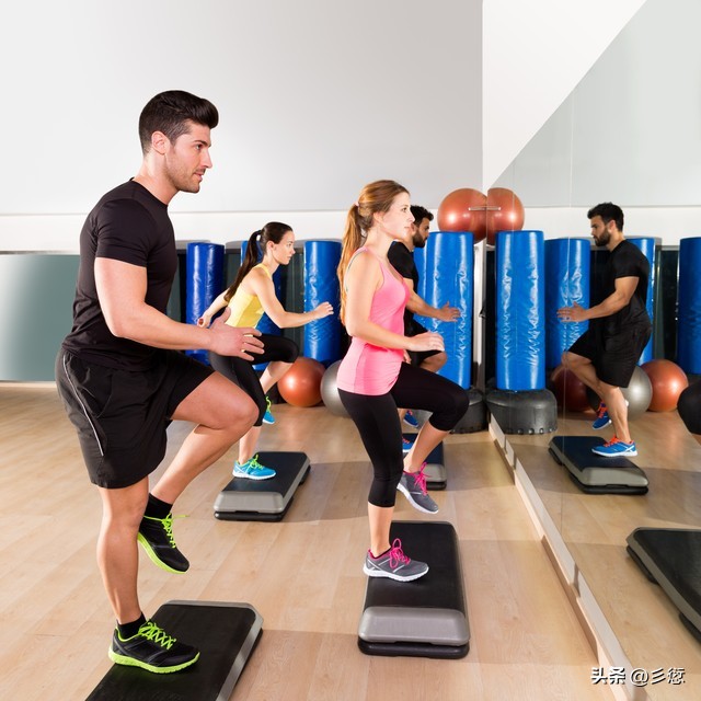 中年健身方案选择_中年人力量训练有氧运动组合_做力量训练时呼吸方法