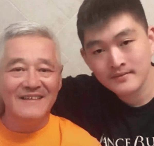 明星减肥方法对比_赵一楠牛牛瘦身_脚蹬拉力器瘦腰腹训练